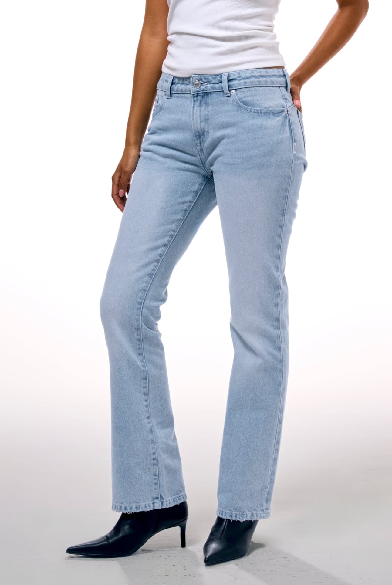 LIGHT WASH DOG CREST BOOTCUT JEANS – W Blue LIGHT WASH DOG CREST BOOTCUT JEANS – W Blue