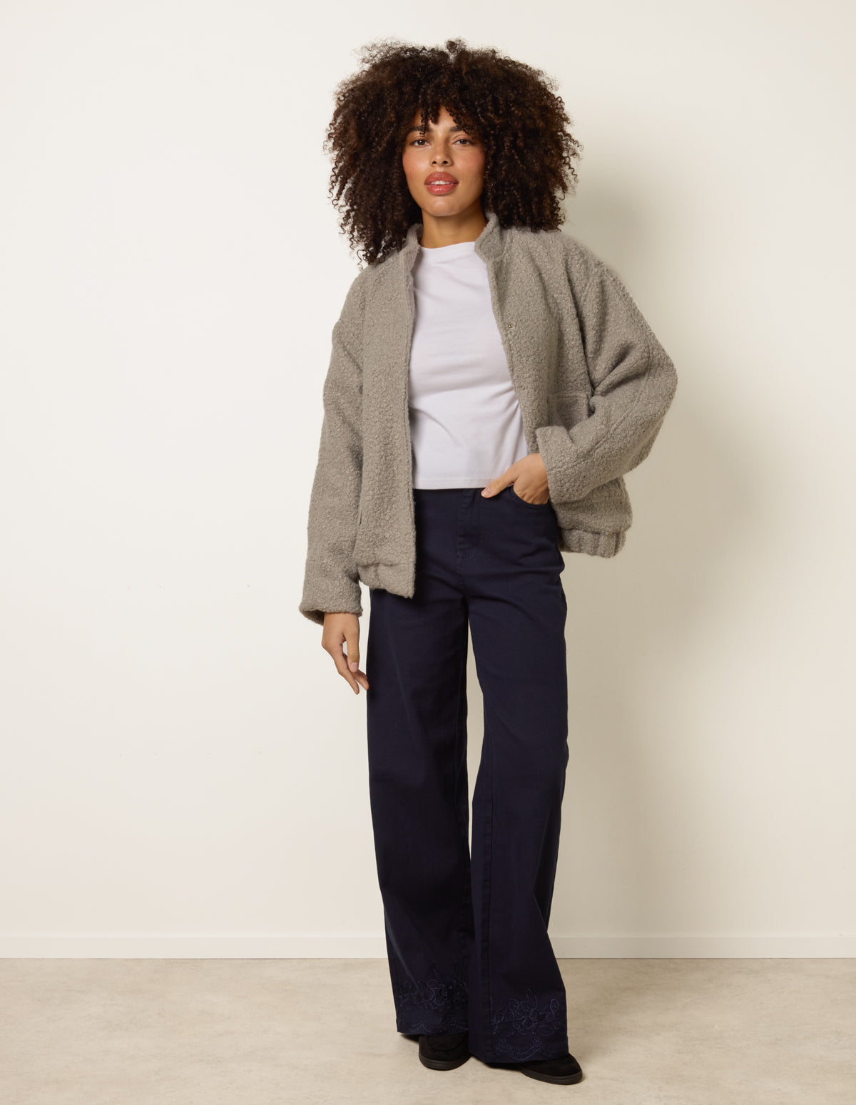 Floral Embroidered Detailed Flared Jeans – M NAVY Floral Embroidered Detailed Flared Jeans – M NAVY