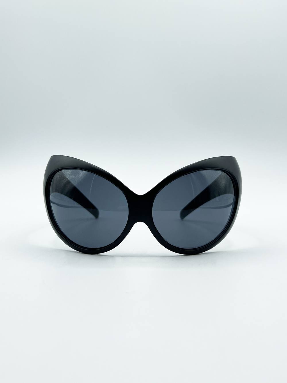 Svnx Ultra Curved Wrap Around Sunglasses In Black