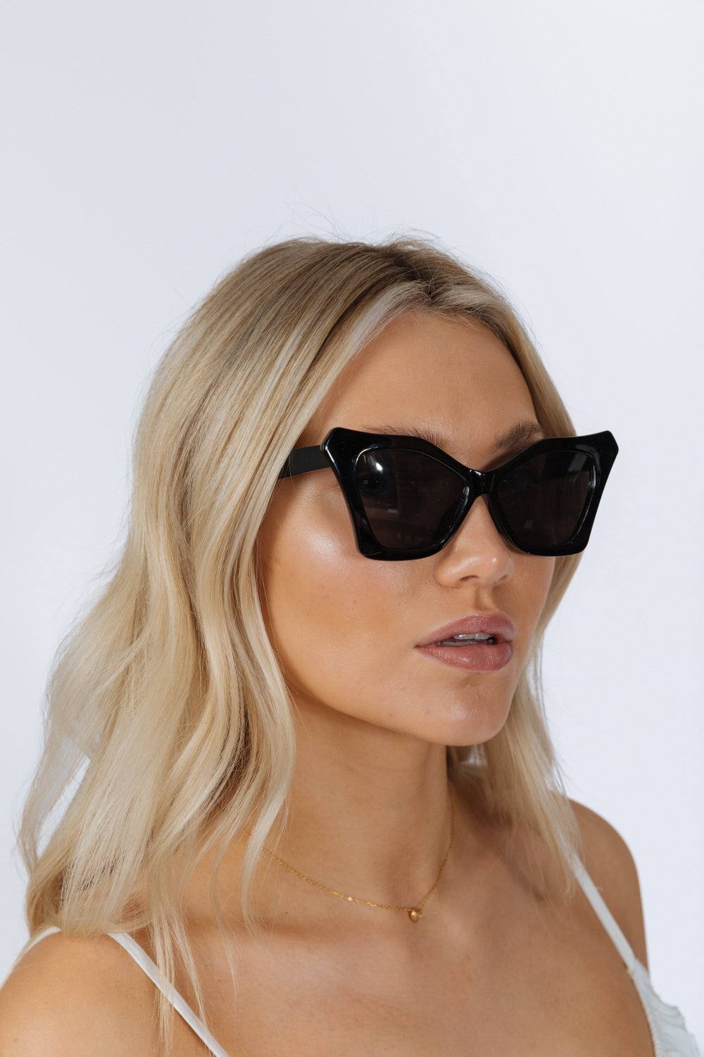 Svnx Oversized Cat-Eye Sunglasses In Black Svnx Oversized Cat-Eye Sunglasses In Black
