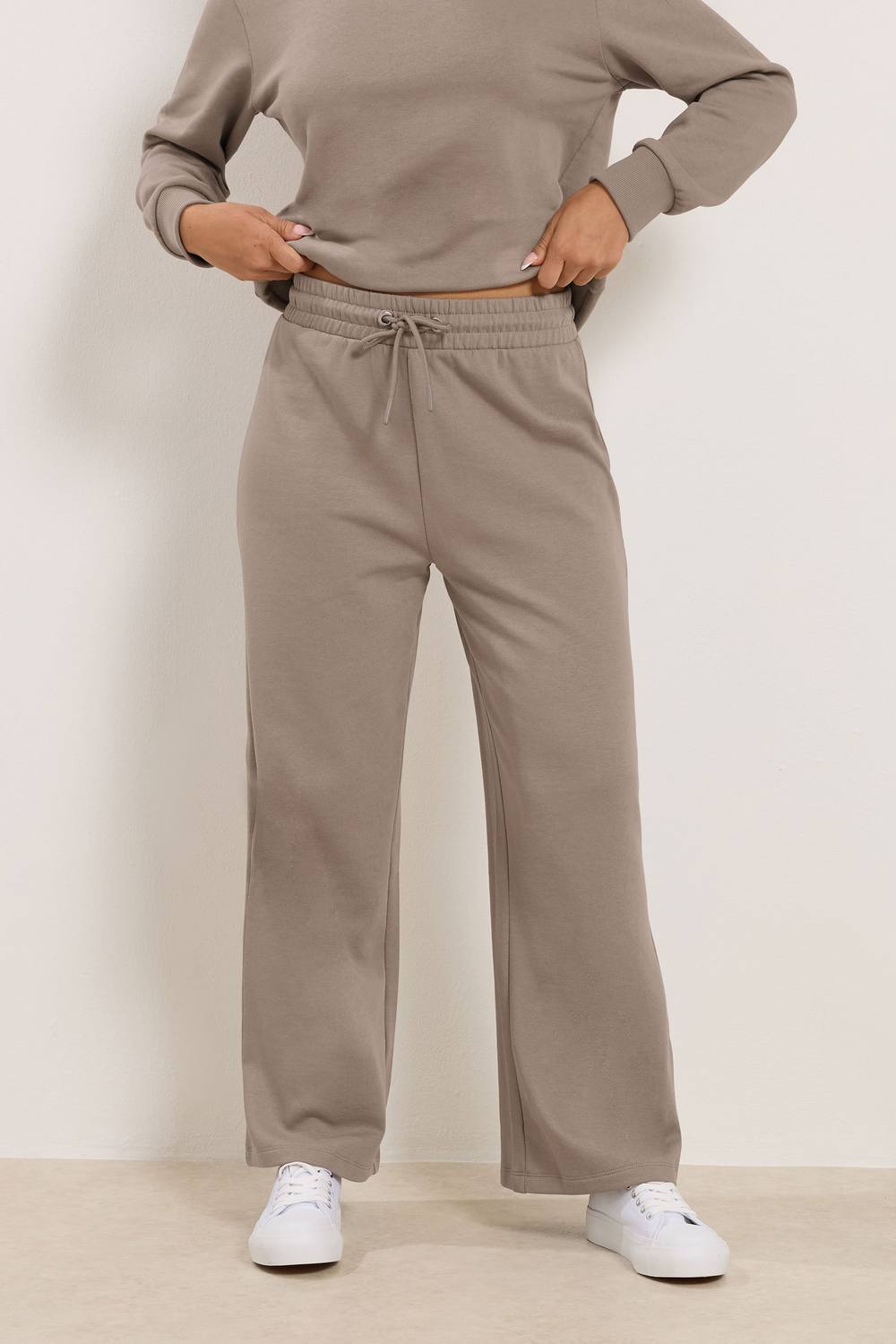 M&co Petite Wide Leg Joggers In Light Brown M&co Petite Wide Leg Joggers In Light Brown