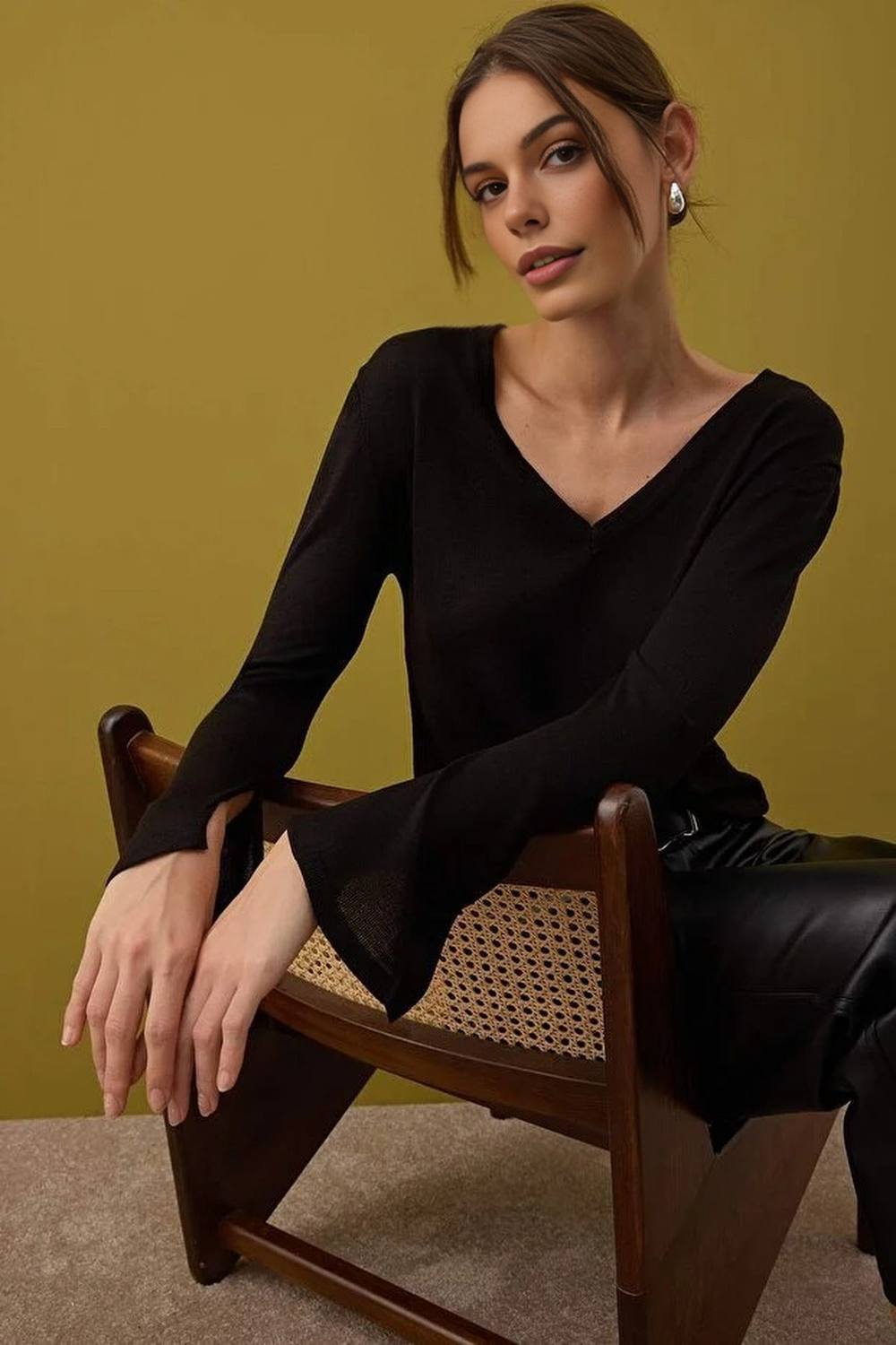 Wovcor Lightweight V-Neck Fine Knit Jumper In Black