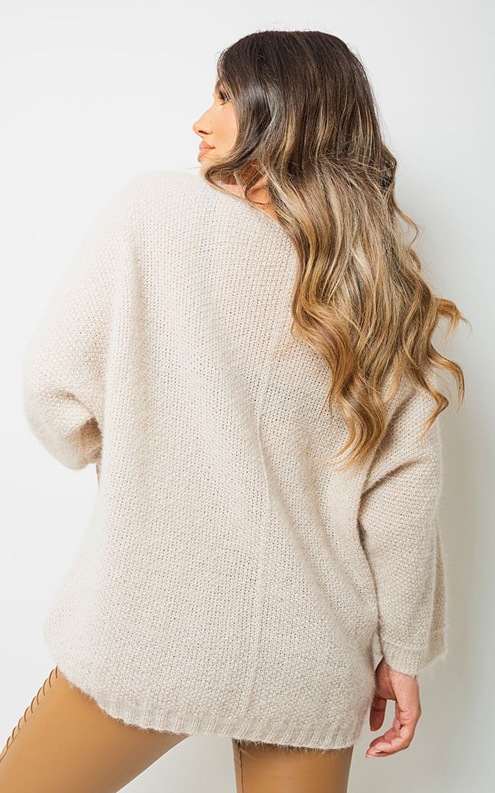 Cozy V-neck Knit Jumper – Sophisticated & Comfortable – High Quality – ML Beige Cozy V-neck Knit Jumper – Sophisticated & Comfortable – High Quality – ML Beige